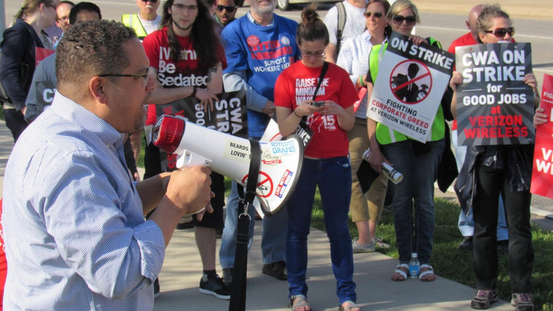 Congressman Keith Ellison address the crowd picketing a Verizon store in Roseville in support of strikers. Minneapolis Labor Review photo