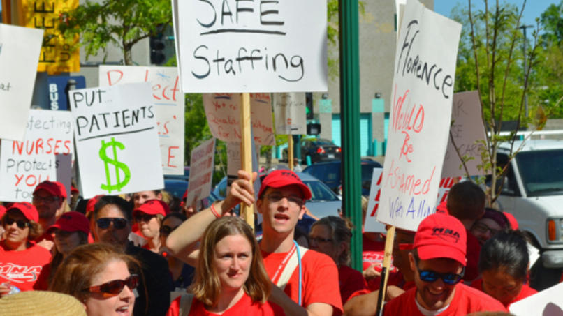 Hundreds of nurses and supporters conducted informational picketing at Allina Commons on May 18. Union Advocate photo